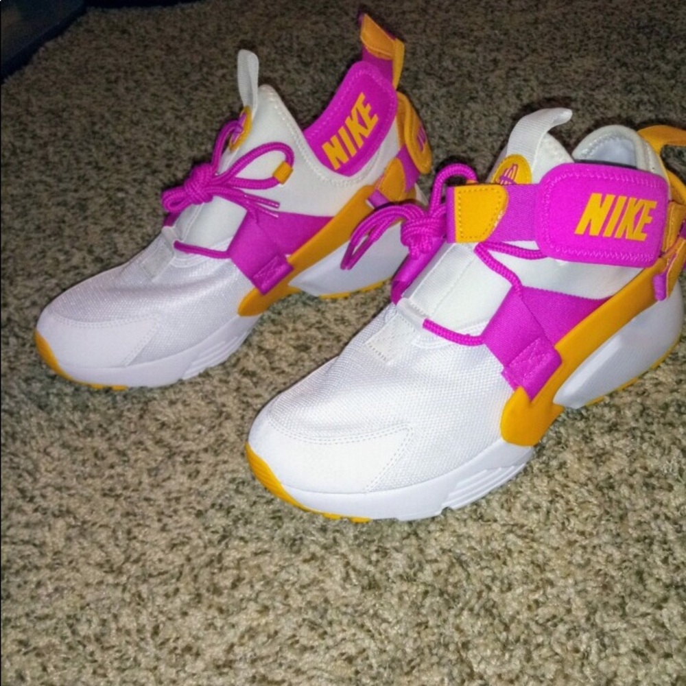 Nike Huarache with INTERCHANGEABLE NIKE STRAPS!!